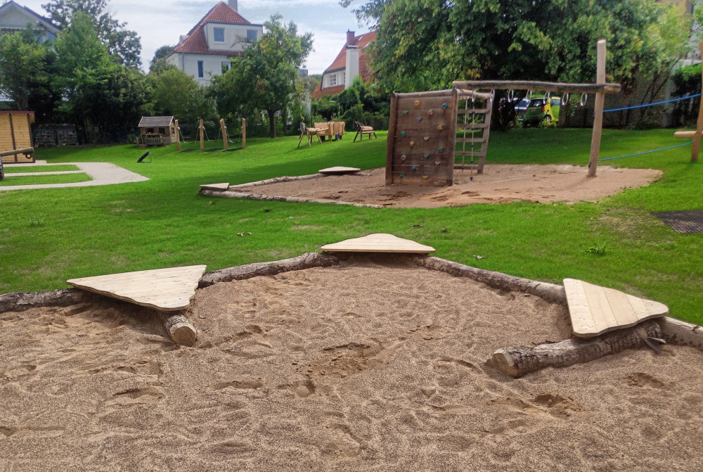 Sandkasteneinfassung aus Natur-Baumstämmen