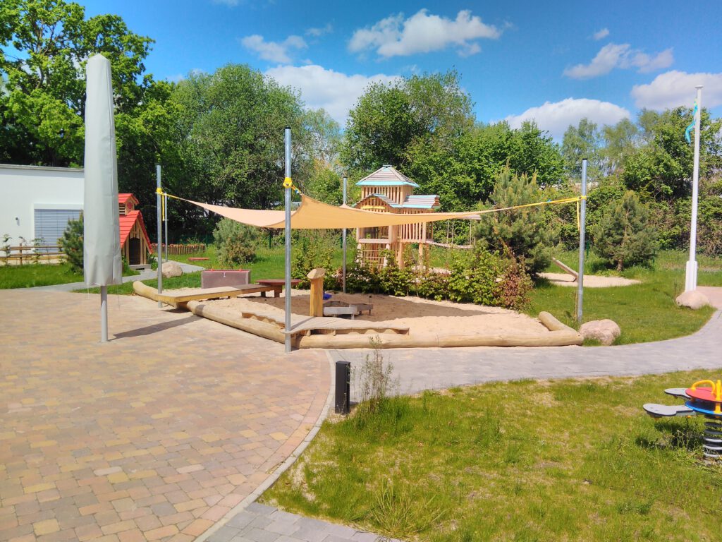 Sonnensegel, Sandkasten, Wasserspielanlage Robinie